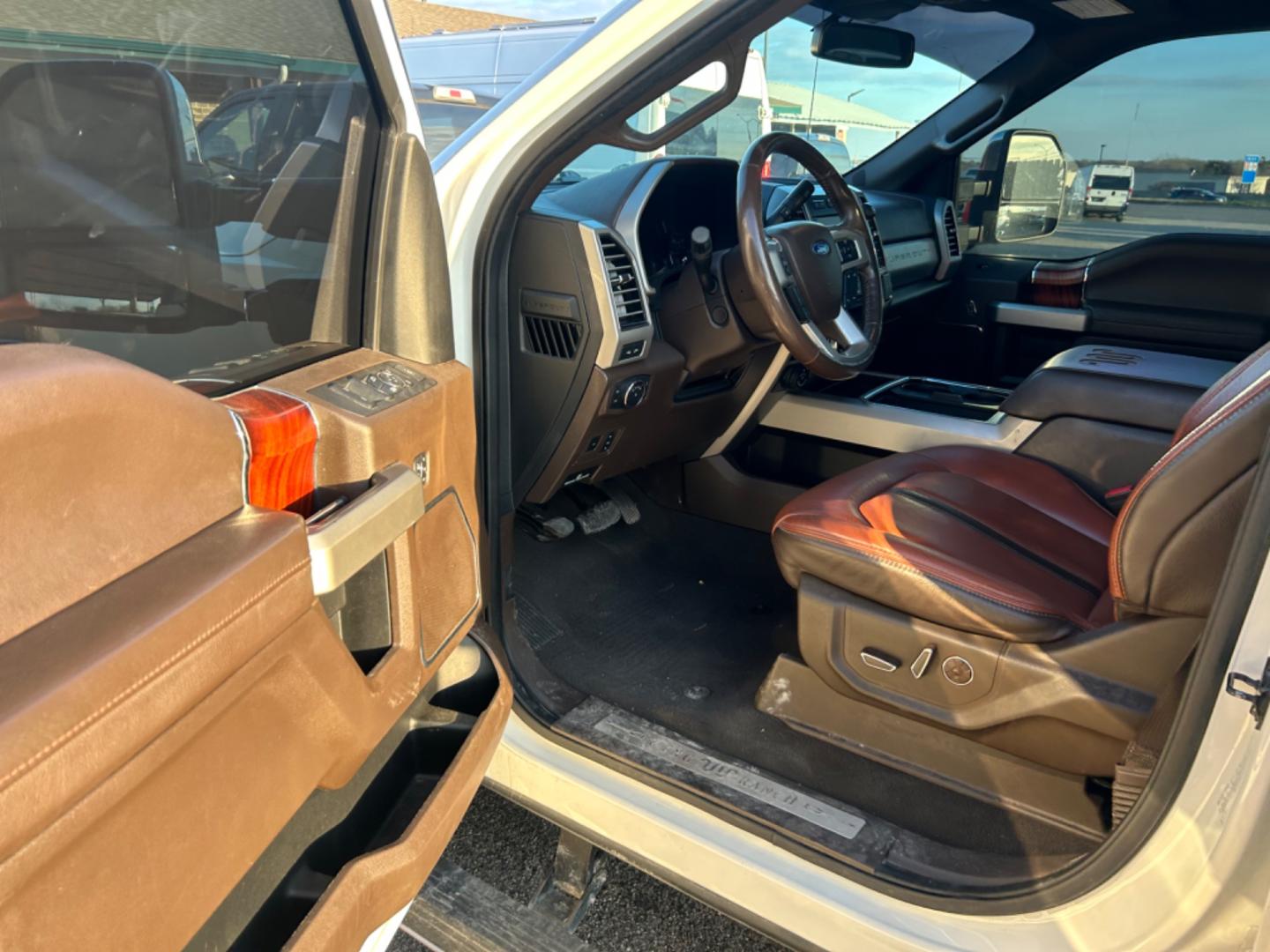 2021 White Ford F-250 SD King Ranch Crew Cab 4WD (1FT8W2BT5ME) with an 6.7L V8 OHV 16V DIESEL engine, 6A transmission, located at 1687 Business 35 S, New Braunfels, TX, 78130, (830) 625-7159, 29.655487, -98.051491 - Photo#10